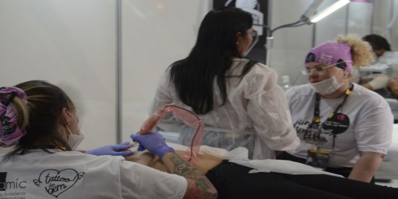 Imagem Ilustrando a Notícia: Mulheres que tiveram câncer recebem tatuagem cosmética gratuita