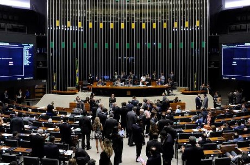 Imagem Ilustrando a Notícia: Câmara rejeita destaques e conclui votação do projeto que libera terceirização