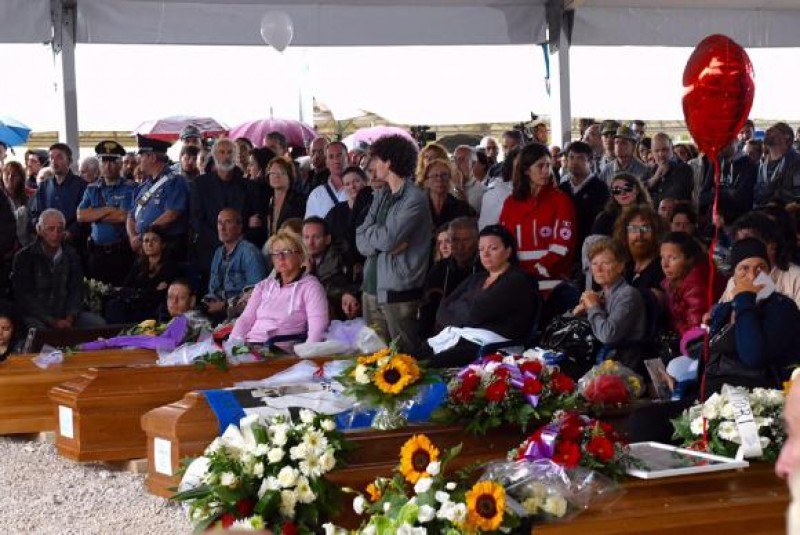 Imagem Ilustrando a Notícia: Presidente e primeiro-ministro italianos participam de enterro em Amatrice