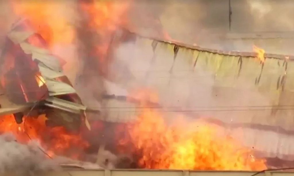 Imagem Ilustrando a Notícia: Incêndio destrói centro de distribuição em Anápolis