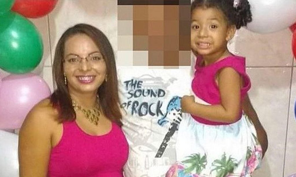 Imagem Ilustrando a Notícia: Após matar filha de cinco anos, mulher arranca olhos e língua da criança