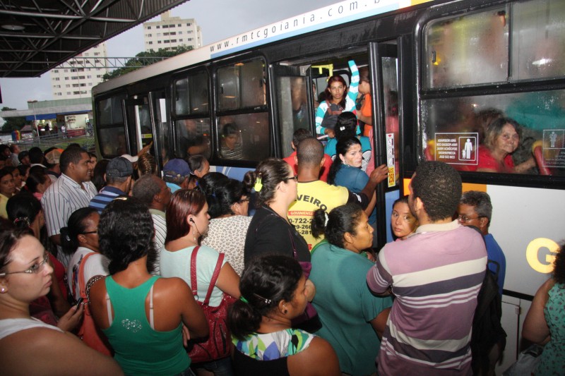 Imagem Ilustrando a Notícia: Assédio a mulheres em ônibus afeta 34% em transporte coletivo