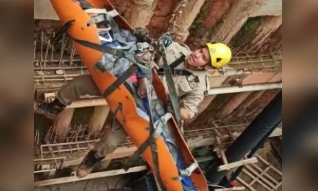 Imagem Ilustrando a Notícia: Trabalhador civil é resgatado por retroescavadeira após cair em vala, em Goiânia
