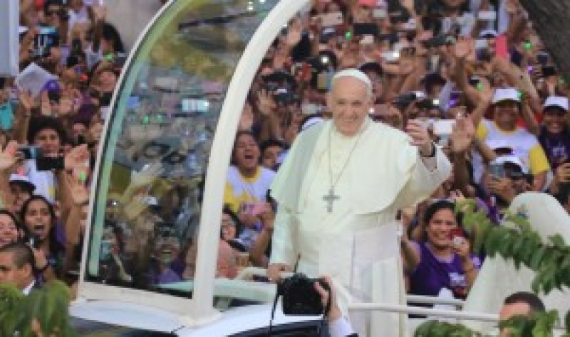 Imagem Ilustrando a Notícia: Milhares de pessoas recebem o papa Francisco em Lima