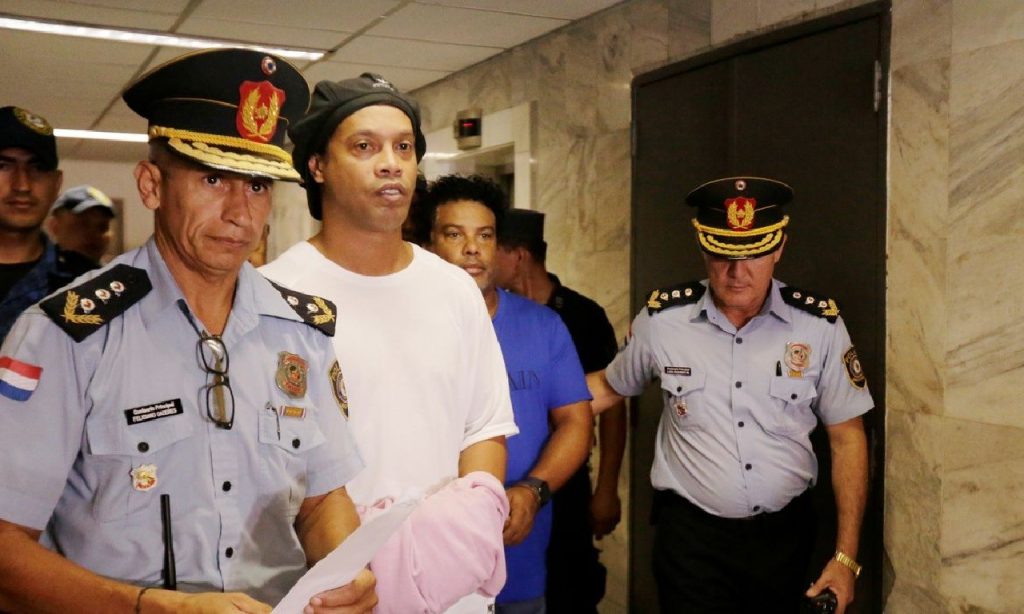 Imagem Ilustrando a Notícia: Em primeira entrevista desde prisão, Ronaldinho fala em surpresa