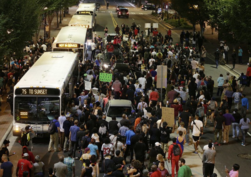 Imagem Ilustrando a Notícia: Mesmo com toque de recolher, moradores fazem manifestações nas ruas de Charlotte