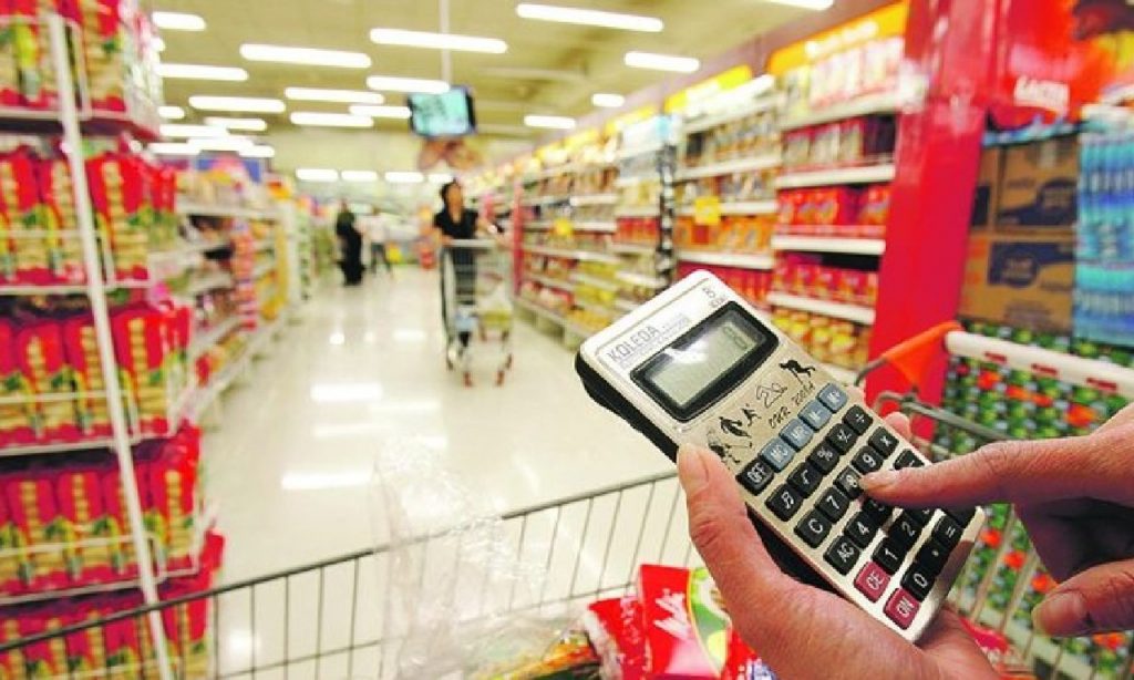 Imagem Ilustrando a Notícia: Perda de renda derruba vendas de supermercados, roupas e calçados