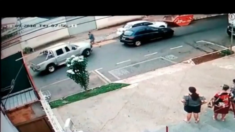 Imagem Ilustrando a Notícia: Dono de caminhonete atropela homem após levar fechada no trânsito
