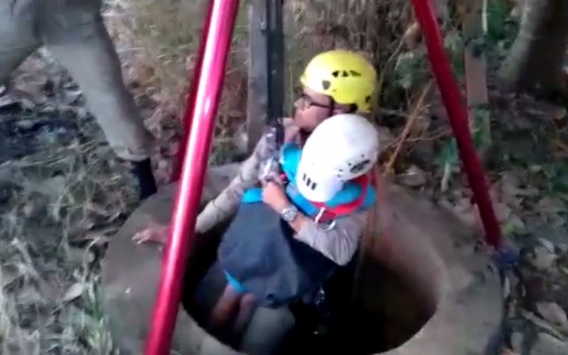 Imagem Ilustrando a Notícia: Tia e sobrinho são resgatados após caírem em cisterna