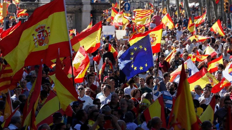 Imagem Ilustrando a Notícia: Milhares de pessoas marcham em Barcelona contra declaração de independência