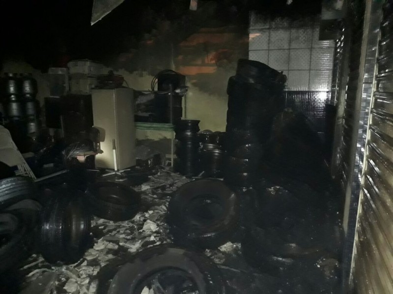 Imagem Ilustrando a Notícia: Borracharia pega fogo e chamas atingem pneus na Vila Brasília em Aparecida