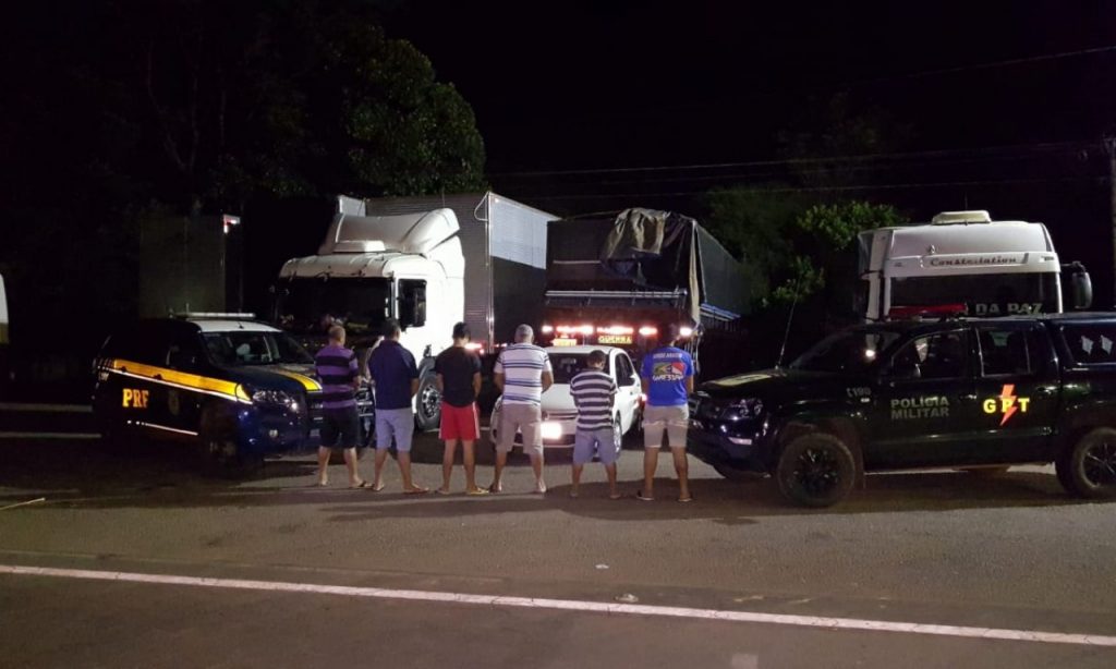 Imagem Ilustrando a Notícia: Polícia apreende três caminhões com transporte irregular de madeira
