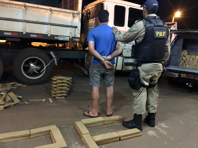 Imagem Ilustrando a Notícia: Homem é preso com droga e munições na BR-364