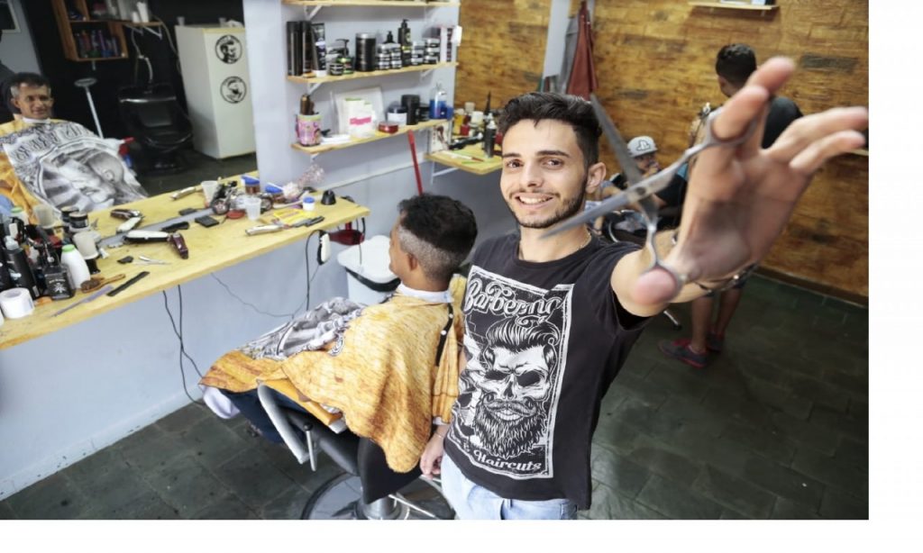 Imagem Ilustrando a Notícia: Jovens empreendedores inovam e conquistam mercado de barbearias