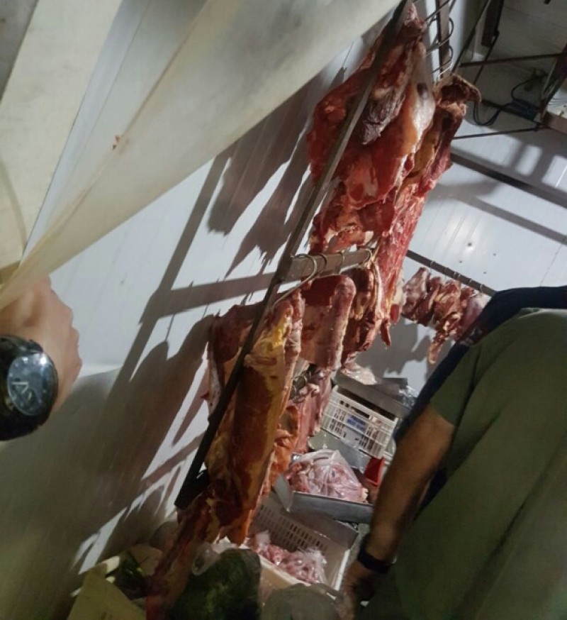 Imagem Ilustrando a Notícia: Carga de carne: Polícia prende suspeito de fazer caminhoneiro e família refém