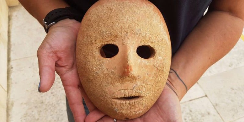 Imagem Ilustrando a Notícia: Arqueólogos descobrem máscara de pedra de 9 mil anos