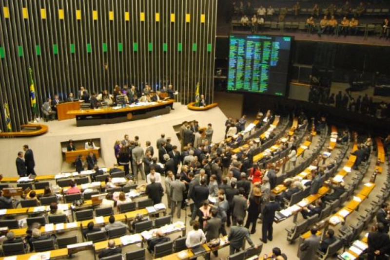 Imagem Ilustrando a Notícia: PR pode expulsar deputados que votaram contra a PEC dos gastos Públicos