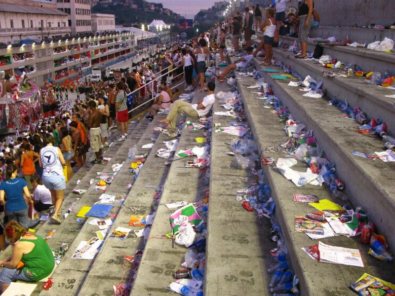 Imagem Ilustrando a Notícia: Companhia de limpeza do Rio retira 222 toneladas de lixo do Sambódromo
