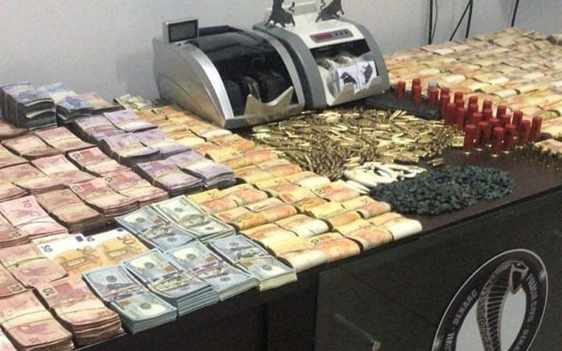 Imagem Ilustrando a Notícia: Mulher é presa com drogas, pedras preciosas e mais de R$ 470 mil