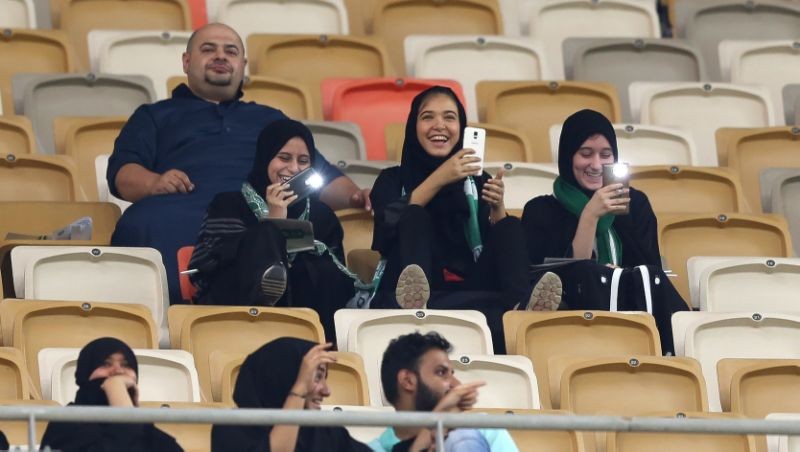 Imagem Ilustrando a Notícia: Pela primeira vez, mulheres sauditas assistem a partida de futebol no estádio