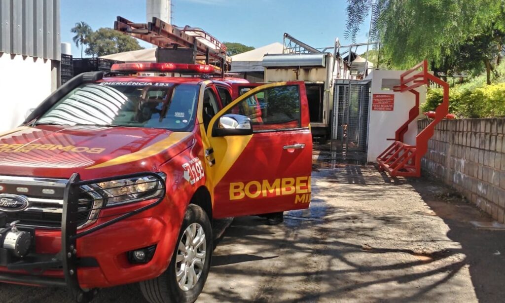 Imagem Ilustrando a Notícia: Depósito de indústria pega fogo na BR-153, próximo ao Clube Jaó, em Goiânia