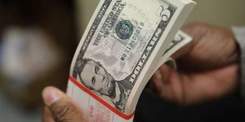 Imagem Ilustrando a Notícia: Dólar fecha no maior valor em 11 meses em dia de julgamento