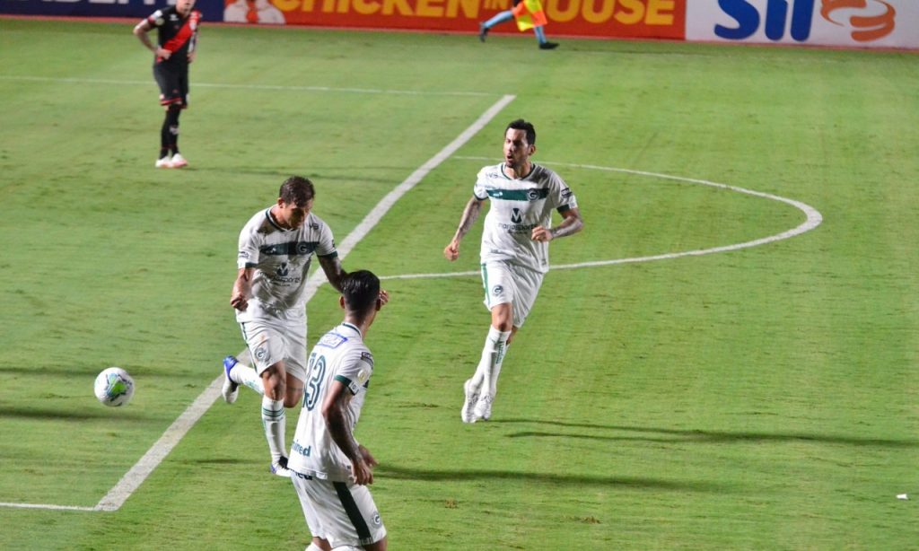 Imagem Ilustrando a Notícia: Goiás vence o Atlético Goianiense com gol de Rafael Moura