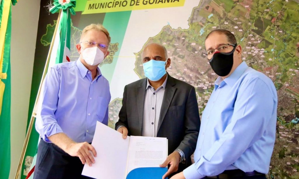 Imagem Ilustrando a Notícia: Deputado entrega sugestões ao prefeito de Goiânia para retomada de atividades produtivas