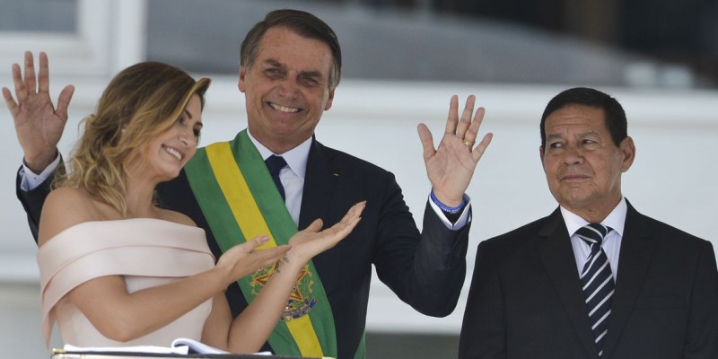 Imagem Ilustrando a Notícia: Michelle Bolsonaro quebra protocolo e discursa em libras