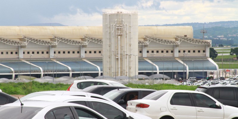 Imagem Ilustrando a Notícia: Motoristas de aplicativos ‘acampam’ por corridas no aeroporto