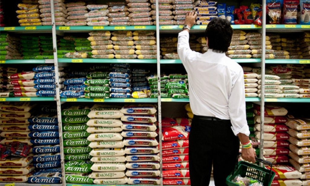 Imagem Ilustrando a Notícia: Governo de Goiás sanciona lei que limita compra de alimentos e produtos de higiene