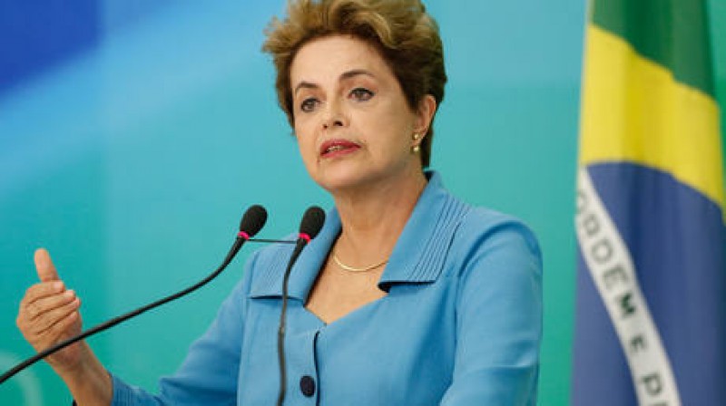 Imagem Ilustrando a Notícia: Em evento, Dilma diz estar do lado certo da história