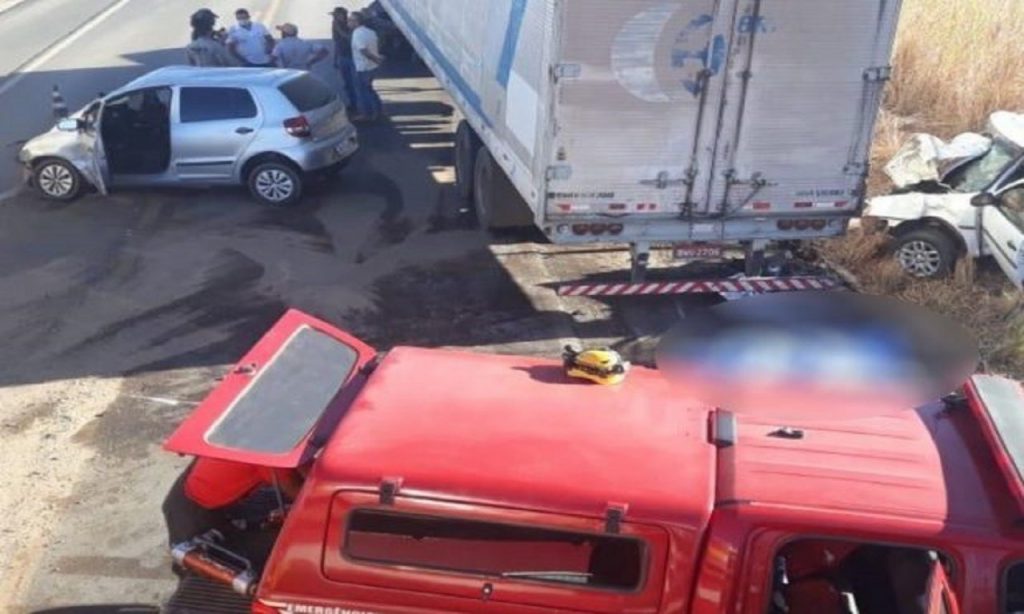 Imagem Ilustrando a Notícia: Acidente com três veículos mata dois adultos e um bebê na BR-020, em Goiás