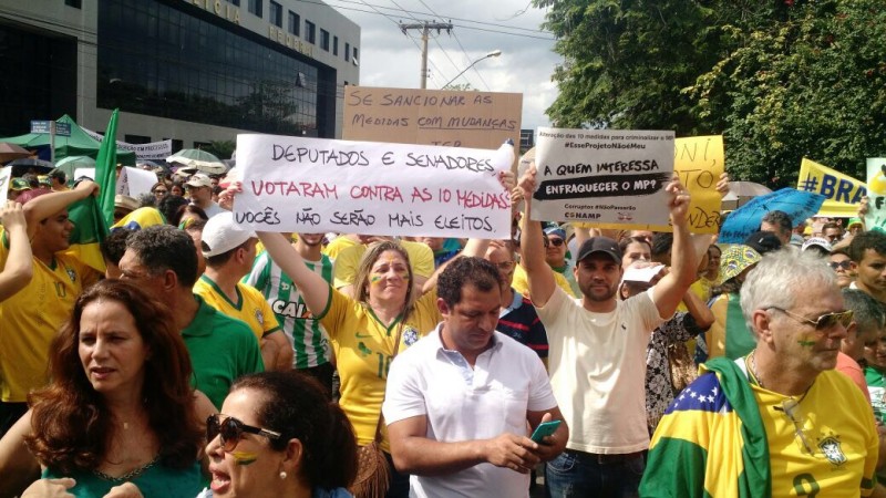 Imagem Ilustrando a Notícia: Goianos vão às ruas manifestar contra a corrupção e a favor da Lava Jato