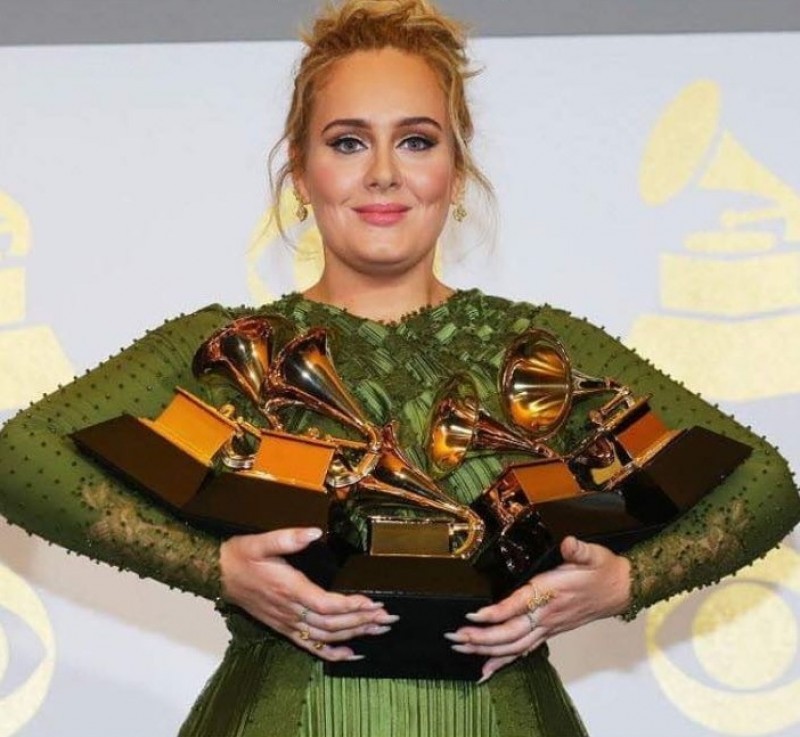 Imagem Ilustrando a Notícia: Adele quebra troféu do Grammy para dividir com Beyoncé