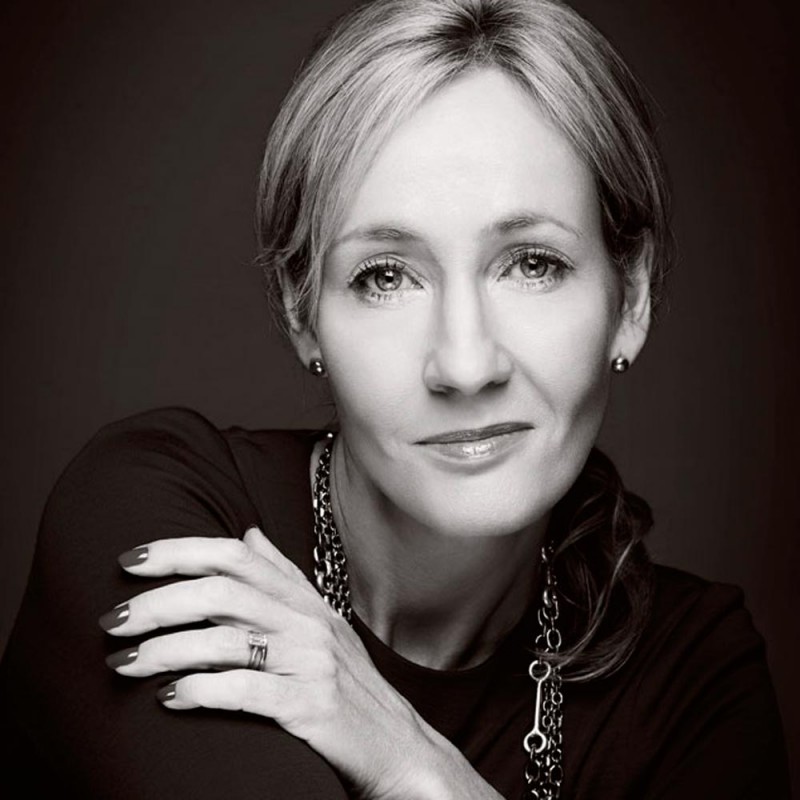 Imagem Ilustrando a Notícia: J. K. Rowling vai lançar nova coletânea do mundo bruxo em setembro