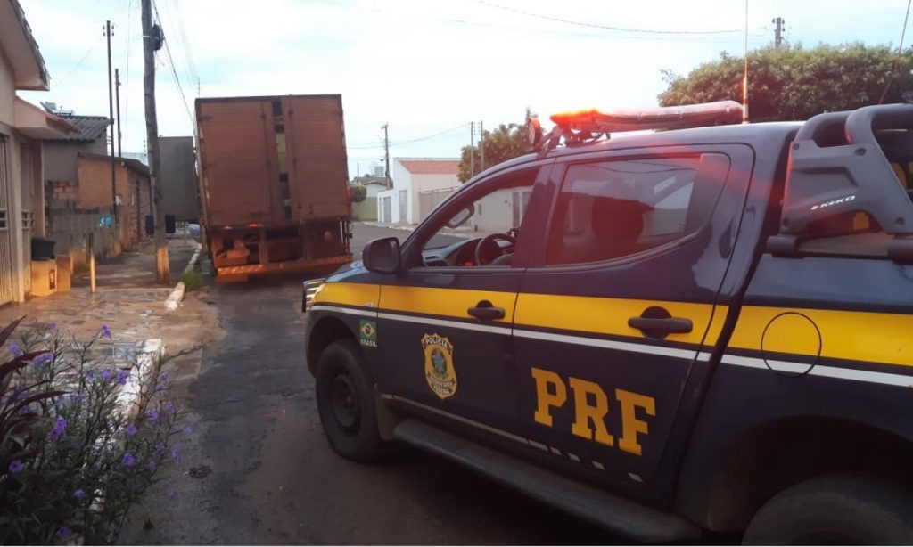 Imagem Ilustrando a Notícia: Caminhão roubado carregado com agrotóxicos é recuperado em Jataí