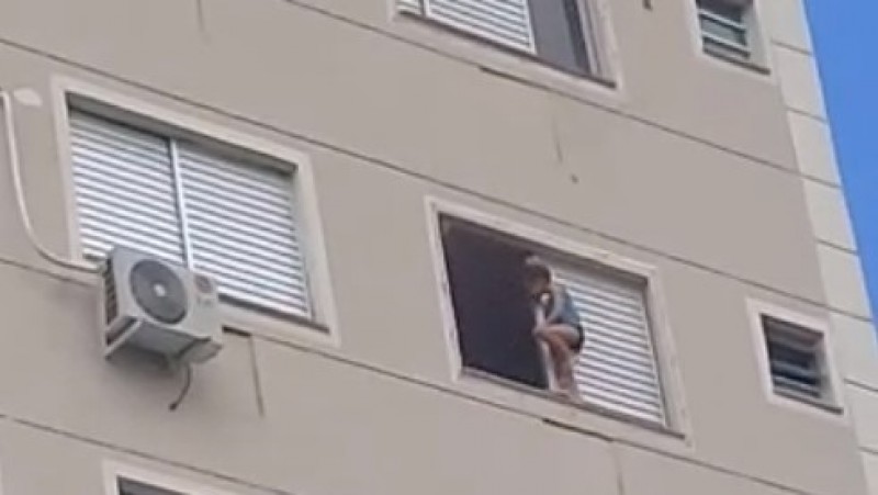 Imagem Ilustrando a Notícia: Moradores registram criança andando em janela do 7º andar