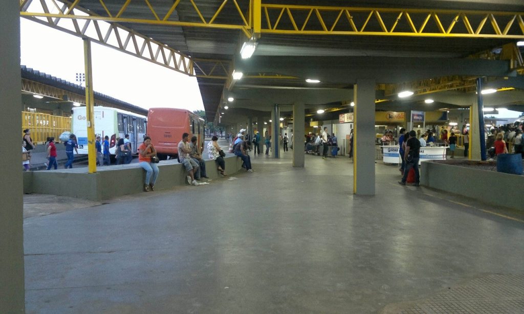 Imagem Ilustrando a Notícia: Terminais e plataformas do Eixo Anhanguera passam por desinfecção, em Goiânia