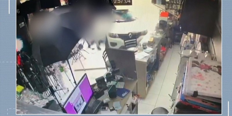 Imagem Ilustrando a Notícia: Homem invade loja com carro após discussão com dono em Goiânia