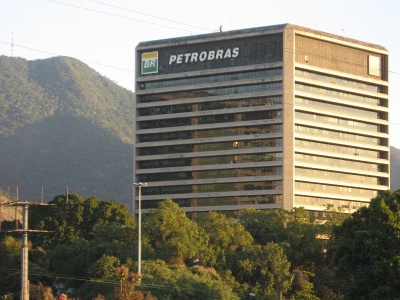 Imagem Ilustrando a Notícia: Fitch mantém classificação da Petrobras com perspectiva negativa