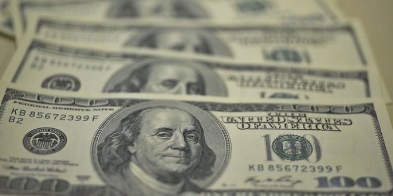 Imagem Ilustrando a Notícia: Dólar inicia o mês em baixa de 0,47%, cotado a R$ 4,0183
