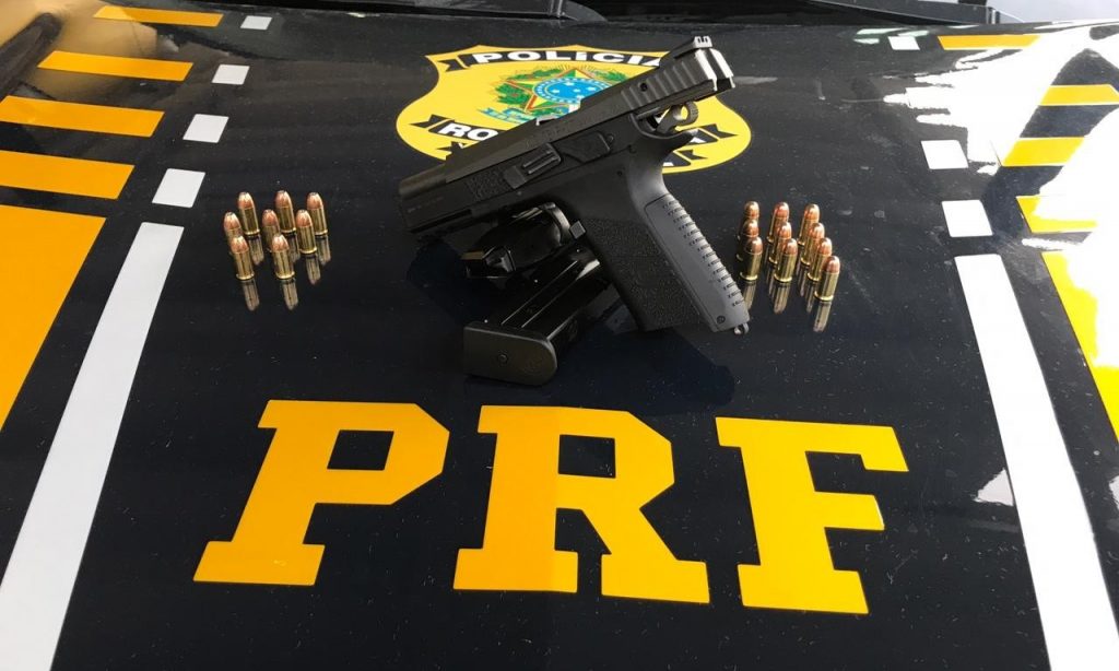 Imagem Ilustrando a Notícia: PRF apreende duas armas de fogos na BR-153 em Uruaçu