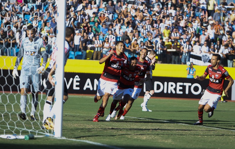 Imagem Ilustrando a Notícia: Galo vira no segundo tempo e bate o Atlético Goianiense
