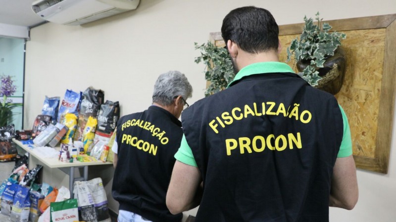 Imagem Ilustrando a Notícia: Rações e medicamentos vencidos em pet shops são apreendidos por Procon Goiânia