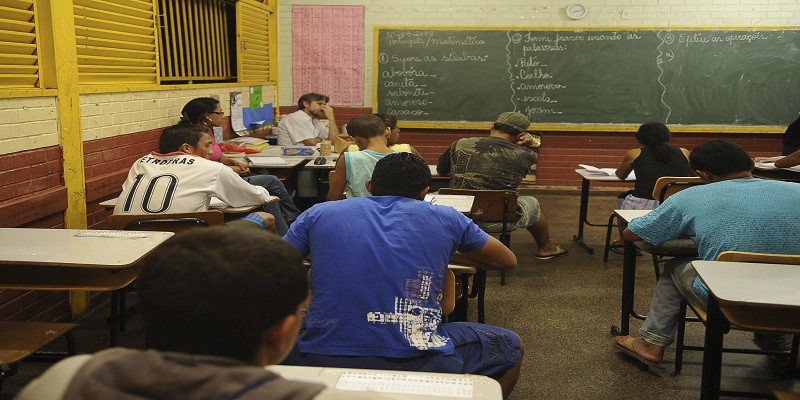 Imagem Ilustrando a Notícia: Maioria da população não aprende o básico no ensino médio