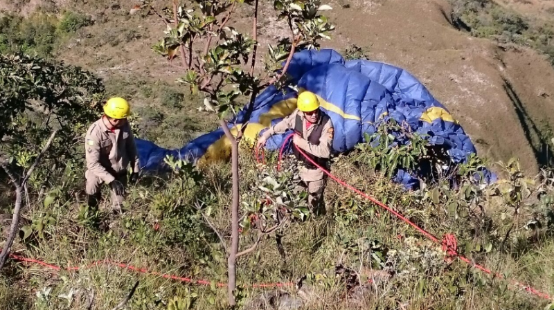 Imagem Ilustrando a Notícia: Bombeiros Militares de Planaltina resgatam atleta de parapente preso em árvore