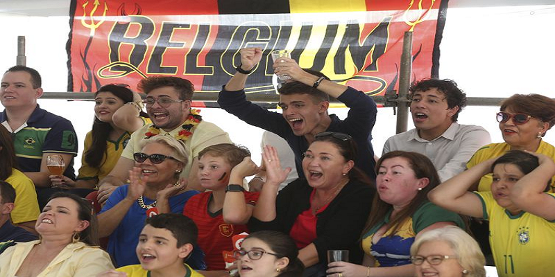 Imagem Ilustrando a Notícia: Belgas fazem festa na embaixada do país em Brasília após jogo