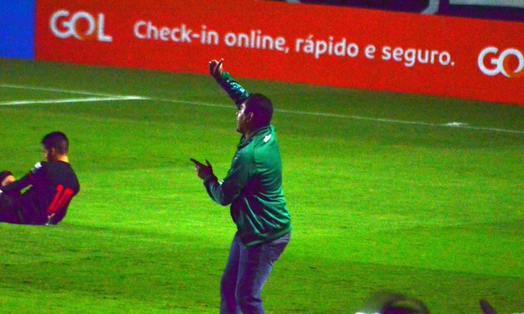 Imagem Ilustrando a Notícia: Gláuber Ramos revela motivação com atletas antes de jogo: “Clássico se vence”