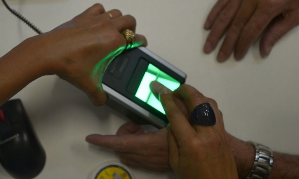 Imagem Ilustrando a Notícia: Número de eleitores cadastrados por biometria chega a 69%, diz TSE